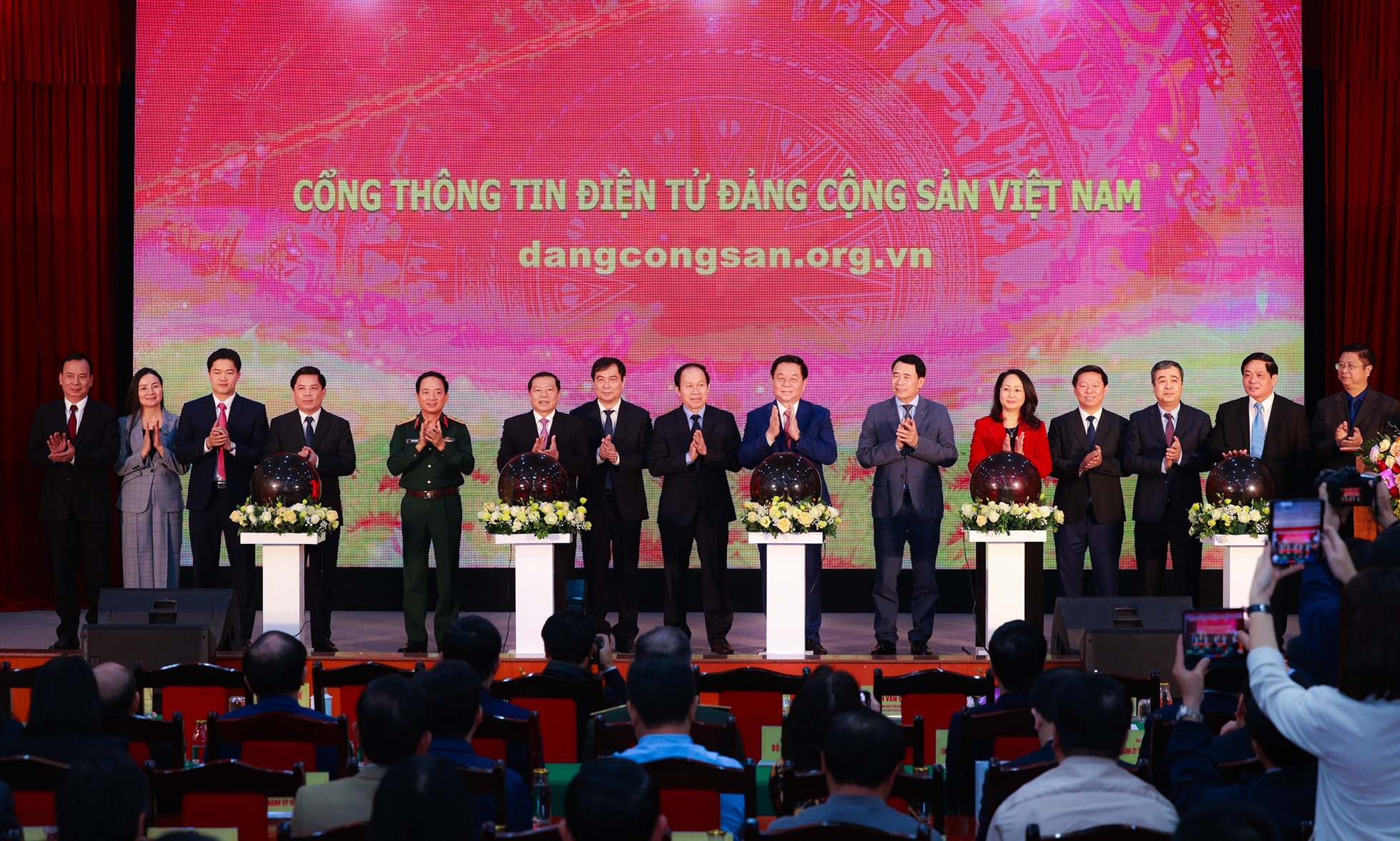 Lãnh đạo Đảng, Nhà nước nhấn nút khai trương Cổng Thông tin điện tử Đảng Cộng sản. Ảnh: Hải Nguyễn