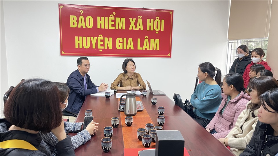 Lãnh đạo BHXH huyện Gia Lâm trao đổi, trả lời thắc mắc của người lao động. Ảnh: Hà Anh