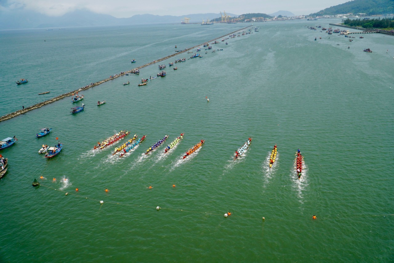 Đà Nẵng - Sáng 29.3, UBND phường Nại Hiên Đông đã tổ chức giải đua thuyền tại khu vực chân cầu Thuận Phước nhằm chào mừng kỉ niệm 48 năm ngày giải phóng thành phố Đà Nẵng (29.3.1975 – 29.3.2023).