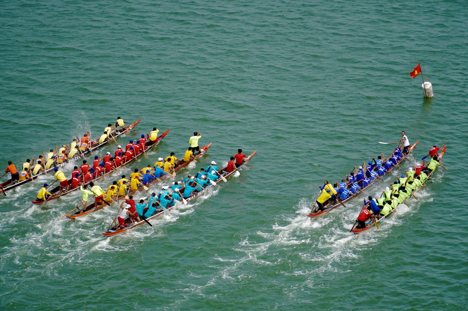 Năm nay, giải đua thuyền truyền thống có được tổ chức với sự tham gia của 10 đội đua đều đến từ Đà Nẵng và Quảng Nam.