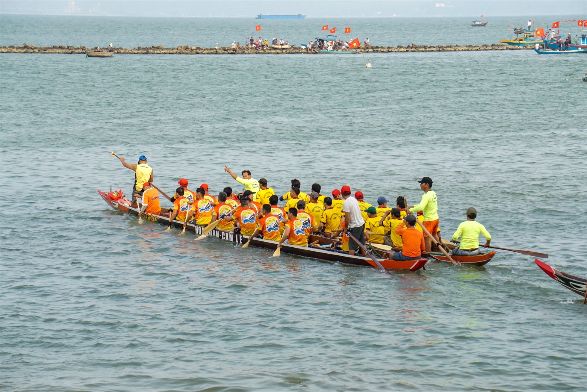 Các đội đua tham gia giải phải tuân thủ các yêu cầu như chiều dài thuyền không quá 15,50m; số vận động viên không quá 17 người/ thuyền.