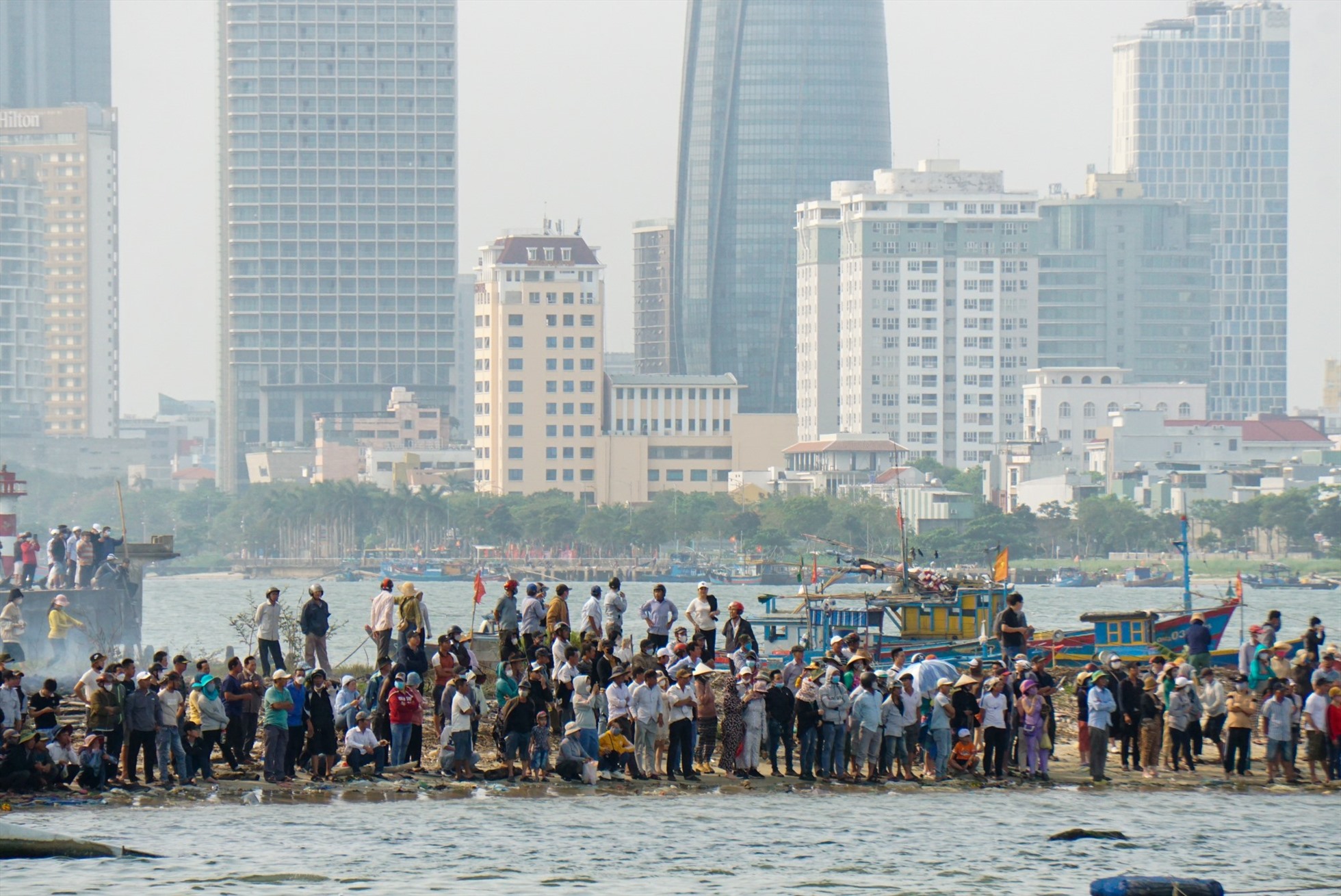 Hàng ngàn người dân đã có mặt tại khu vực bờ kè chân cầu Thuận Phước từ sáng sớm để cổ vũ và theo dõi các đội đua.