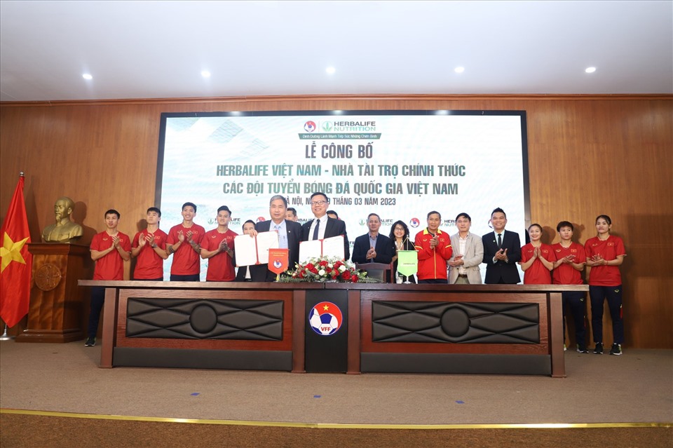 Lễ kí kết hợp tác giữa VFF và nhà tài trợ dinh dưỡng cho các đội tuyển quốc gia Việt Nam. Ảnh: VFF