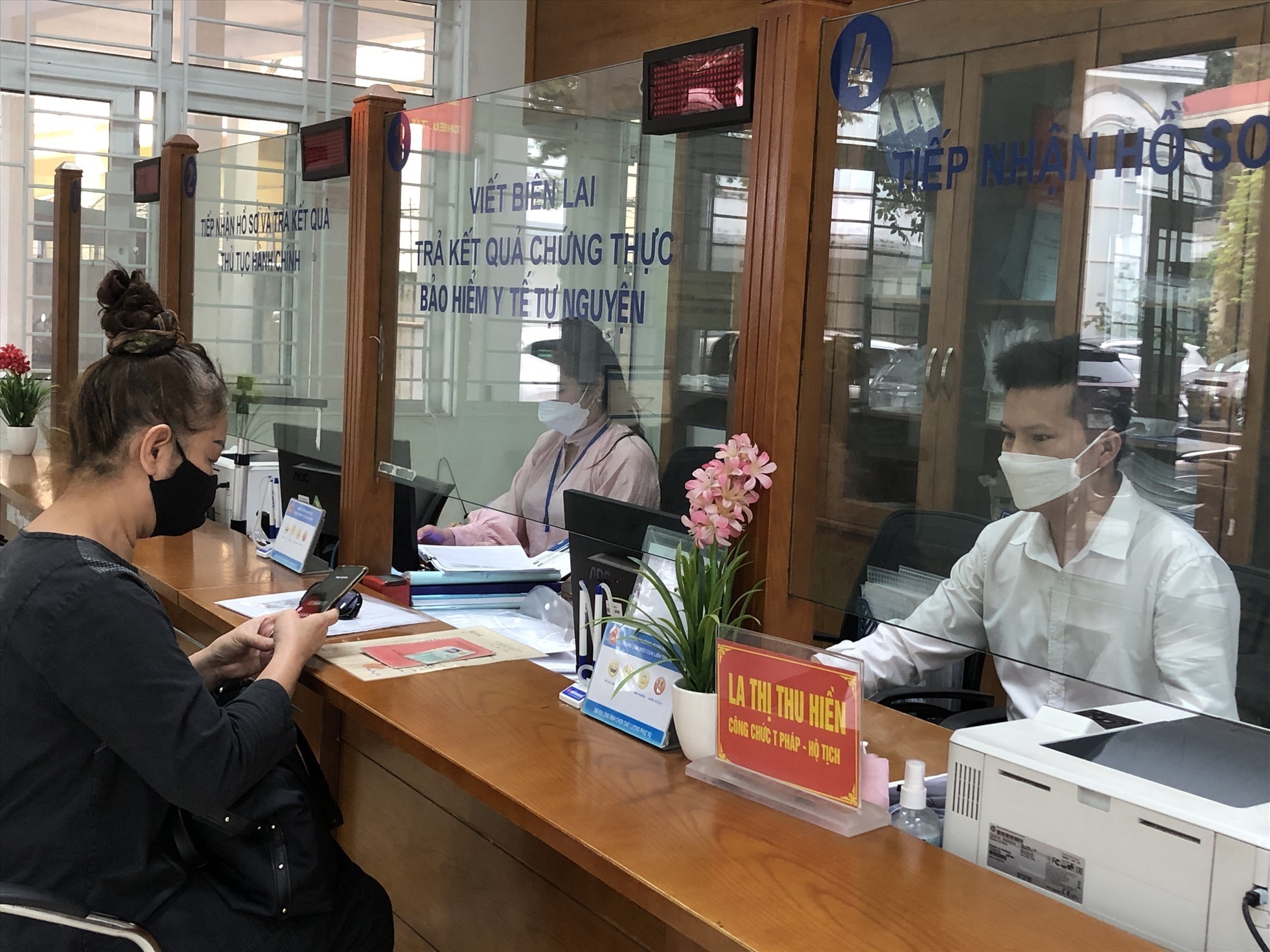 Công chức trong giờ làm việc. Ảnh: Bảo Hân