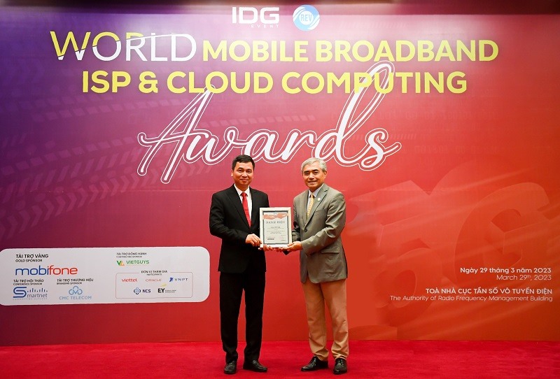 Ông Bạch Tiến Tuân- Phó Tổng Giám đốc Viettel Telecom lên nhận 2 giải thưởng nhà cung cấp dịch vụ viễn thông tiêu biểu về chất lượng dịch vụ băng thông rộng di động và cố định. Ảnh Viettel