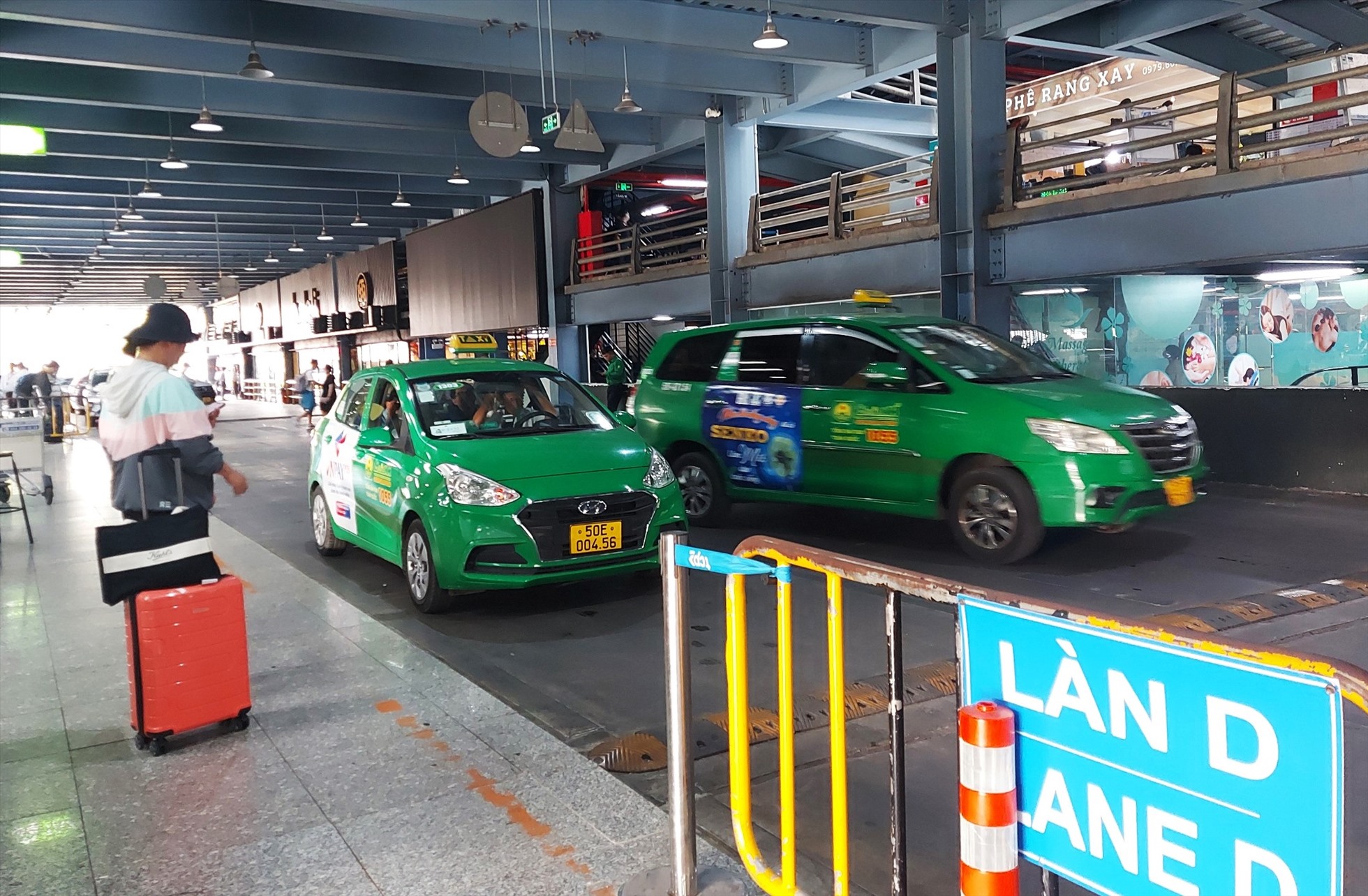 Khách đón taxi ở sân bay Tân Sơn Nhất.  Ảnh: Minh Quân