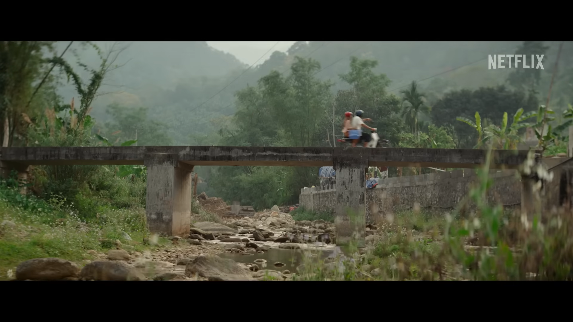 Một số hình ảnh làng quê, con người Việt Nam trong trailer phim. Ảnh: Chụp màn hình
