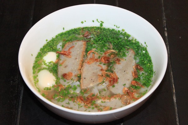 Món bánh canh hẹ thơm ngon, dễ ăn, dễ dàng chiều lòng du khách. Ảnh: Du lịch Phú Yên