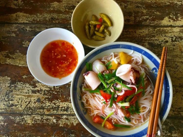 Tô bún mực vô cùng bắt mắt và hấp dẫn. Ảnh: Phú Yên Tourist