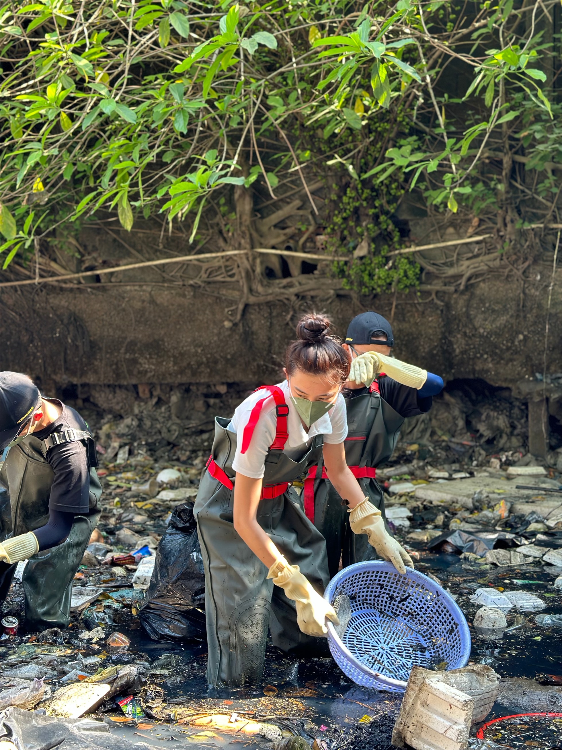 “Mọi người có thể nhìn thấy những kênh rạch vô cùng ô nhiễm, ở dưới đó là rất nhiều những vi khuẩn, chất độc hại nhưng các bạn vẫn làm việc vô cùng nhiệt tình và vui vẻ, những hình ảnh này cần được lan toả nhiều hơn đến với cộng đồng để không chỉ Sài Gòn mà ý thức vì môi trường của người dân ngày càng được nâng cao để Việt Nam mình xinh đẹp hơn” - nàng hậu nói thêm.