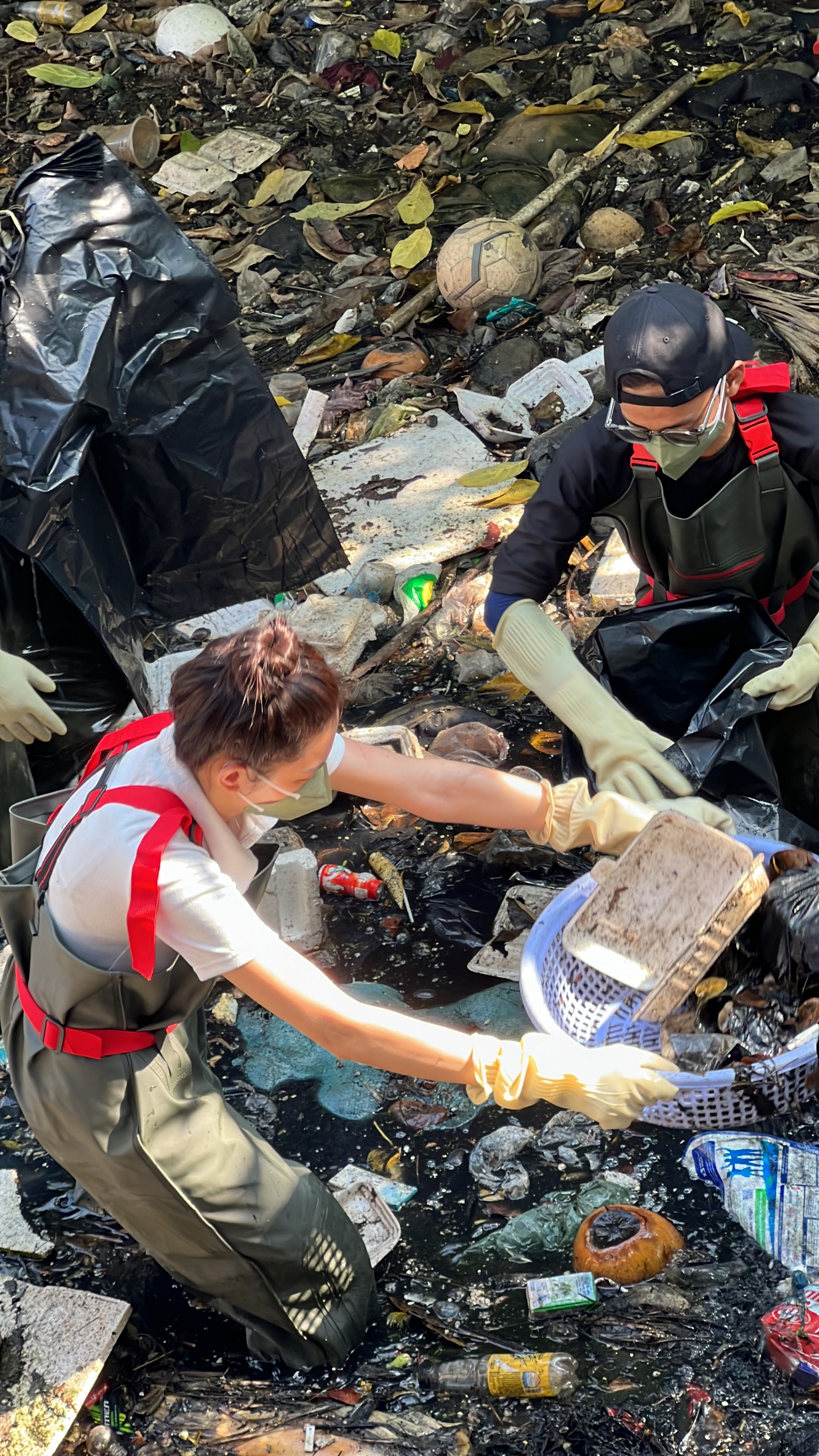 Kênh mương ngập rác thải được Hoa hậu Thuỳ Tiên và nhóm bạn trẻ dọn sạch. Ảnh: Nhân vật cung cấp.