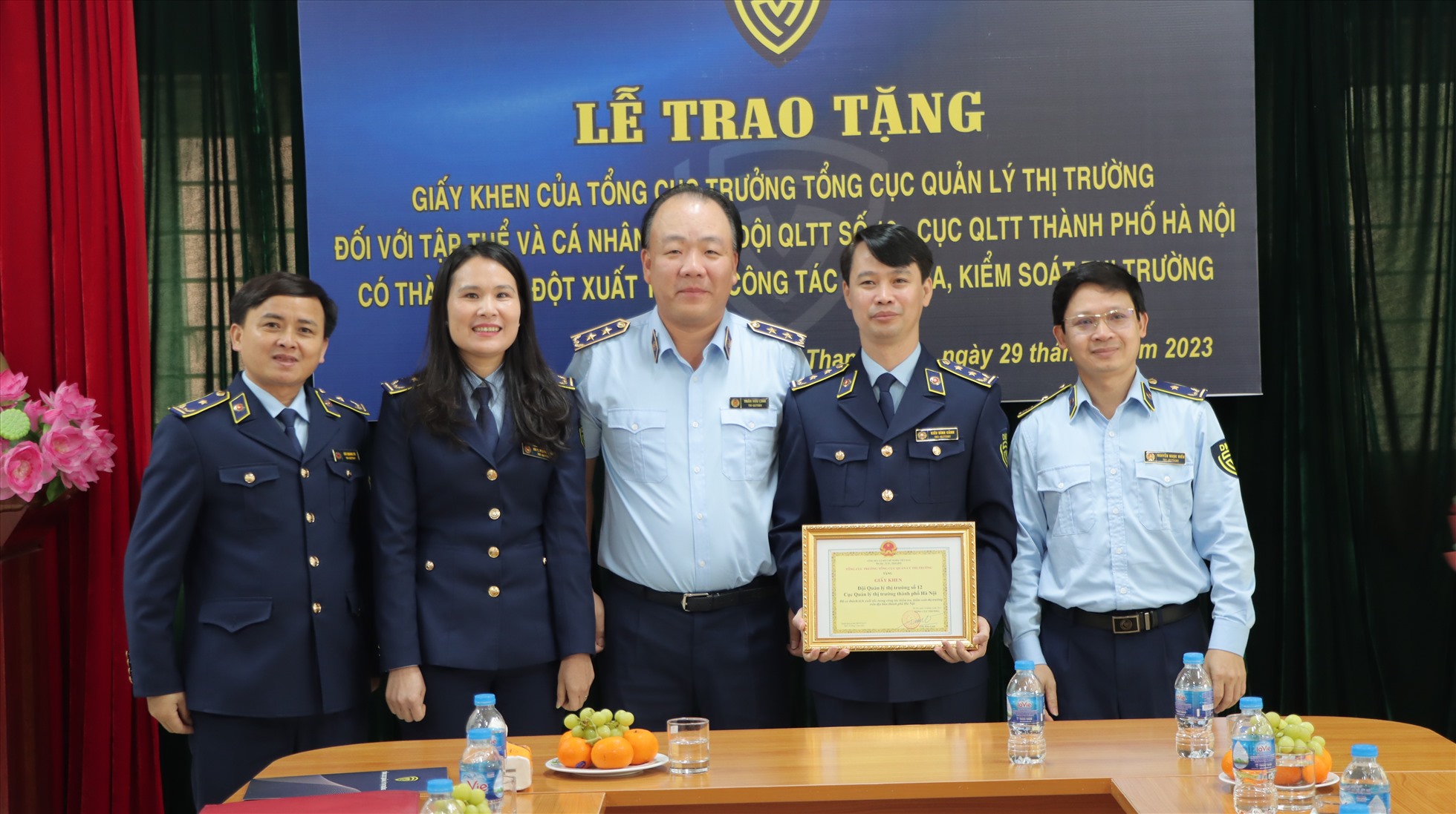 Tổng Cục trưởng Trần Hữu Linh trao tặng Giấy khen cho Tập thể Đội QLTT số 12