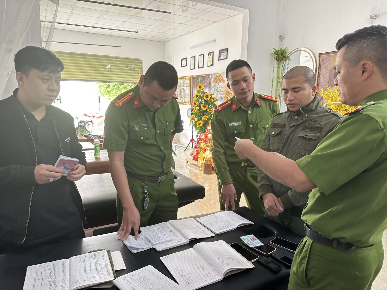 Lực lượng công an kiểm tra quán cầm đồ ở huyện Quảng Xương. Ảnh: Công an Thanh Hóa