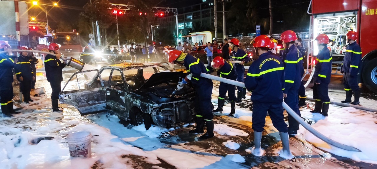 Hơn 10 cán bộ, chiến sĩ tham gia chữa cháy. Ảnh: Tạ Quang