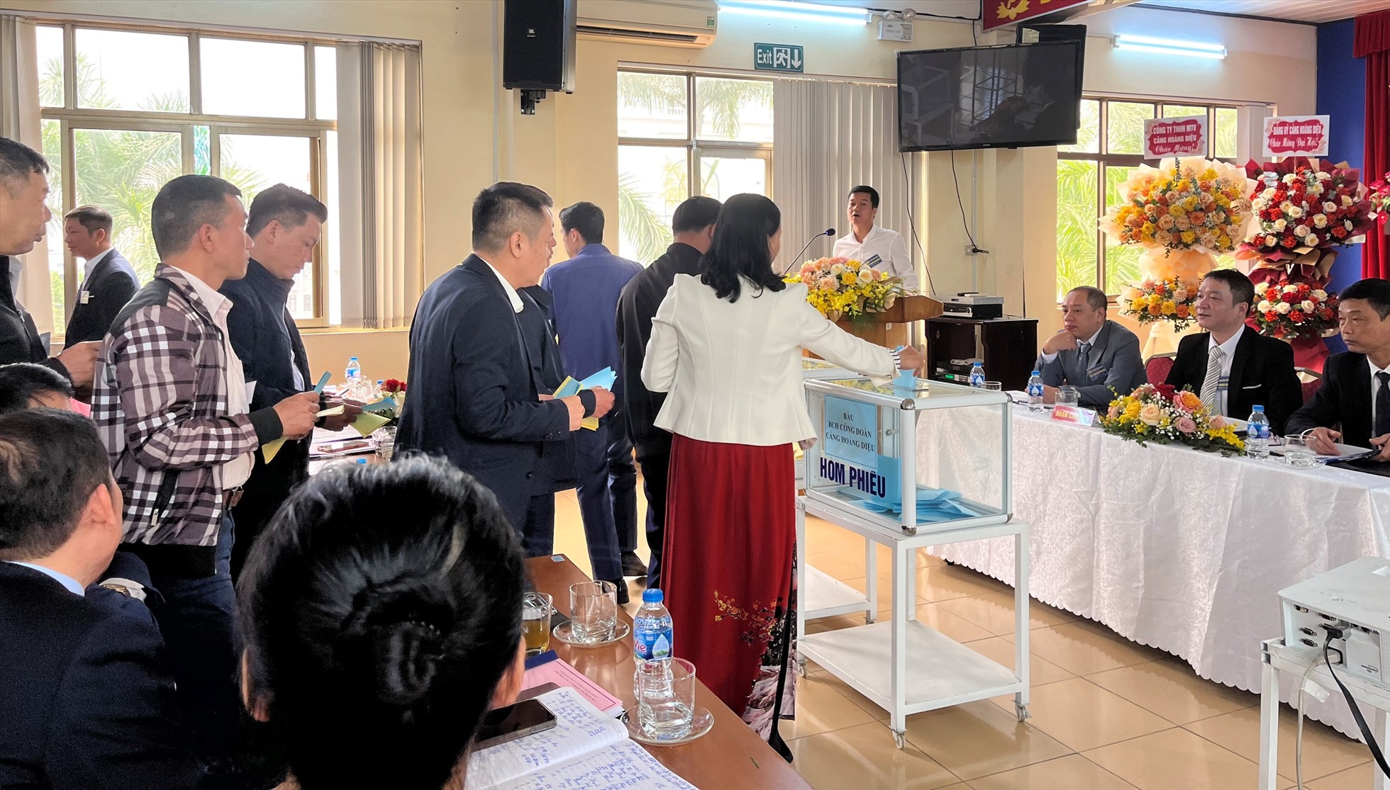 Các đại biểu bỏ phiếu bầu BCH Công đoàn công ty nhiệm kỳ 2023 - 2028. Ảnh: Thu Trang