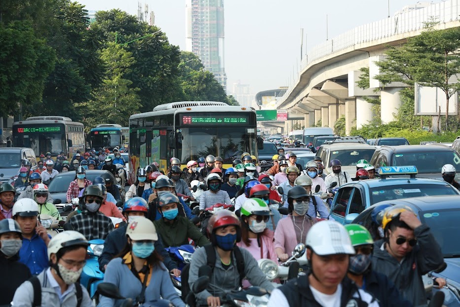 Phương tiện cá nhân tăng nhanh, kìm hãm giao thông công cộng. Trong ảnh là cảnh ùn tắc trên tuyến đường Nguyễn Trãi. Ảnh: Phạm Đông