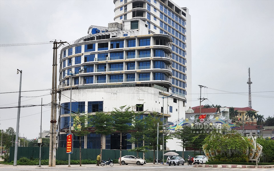 Chính quyền cũng như người dân Yên Bái đang rất mong chờ dự án khách sạn này hoàn thành. Bởi khi đưa vào sử dụng đây sẽ là khách sạn cao cấp đầu tiên của tỉnh.