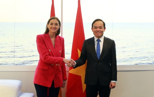 Phó Thủ tướng Trần Lưu Quang gặp Bộ trưởng Công nghiệp, Thương mại và Du lịch Tây Ban Nha Reyes Maroto. Ảnh: VGP