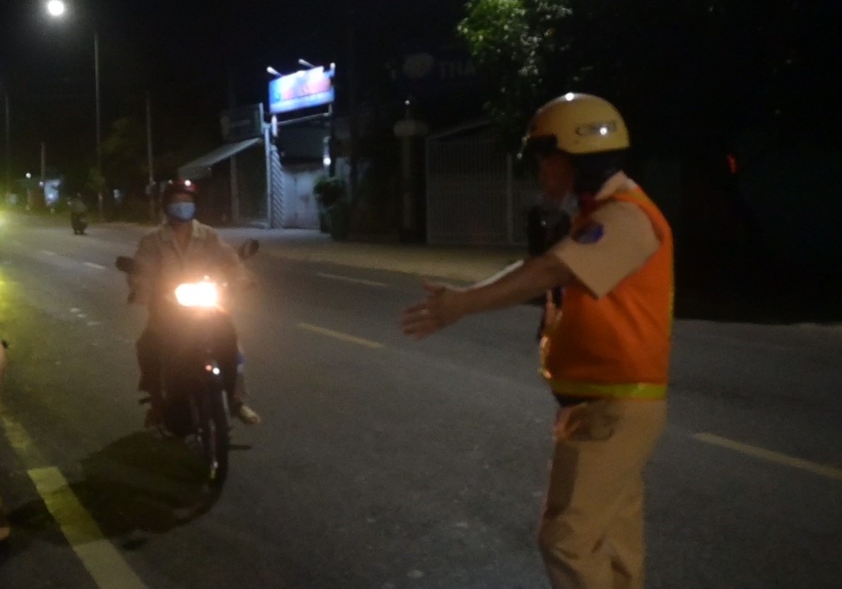 Ghi nhận tối ngày 2.3, trên Quốc lộ 50, một tổ công tác thuộc phòng CSGT Công an tỉnh Tiền Giang đã ra quân xử lí những trường hợp điều khiển phương tiện vi phạm về nồng độ cồn.