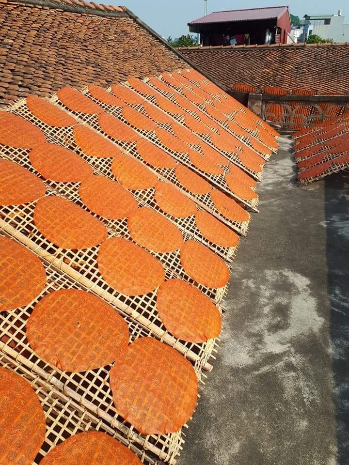 Đã đặt chân lên mảnh đất Hải Dương xinh đẹp chắc chắn không thể bỏ qua món bánh đa gấc Kẻ Sặt. Món đặc sản trứ danh này được làm nên từ những nguyên liệu dân dã như gạo, vừng, lạc, dừa, gừng, đường và gấc. Trong miếng bánh đa mỏng dính giòn tan có vị ngọt bùi của gạo, vừng hòa quyện với vị béo ngậy của nước cốt dừa. Ảnh: Bánh đa gấc Kẻ Sặt