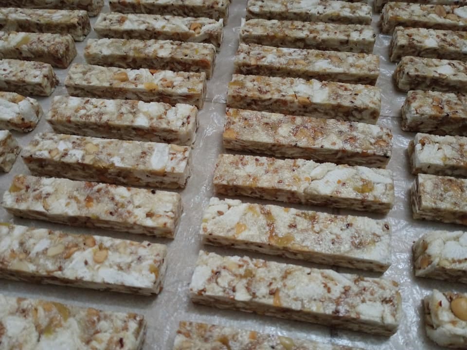 Bánh lòng Kinh Môn là một đặc sản được sản xuất ở huyện Kinh Môn, Hải Dương. Đây là sự kết tinh của tinh hoa đất trời cùng với sự sáng tạo, cần cù của người dân nơi đây. Bánh lòng Kinh Môn có vị ngọt thanh mát. Du khách thập phương có dịp ghé Hải Dương đều lựa chọn mua thứ đặc sản tinh túy này về làm quà. Ảnh: Bánh lòng bà Minh