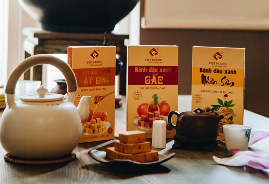 Thứ đặc sản nổi tiếng nhất khi nhắc đến Hải Dương phải kể đến bánh đậu xanh. Bánh được làm ra từ những hạt đậu xanh tươi xay nhuyễn cùng đường, dầu thực vật. Bánh vừa mềm, mịn ngọt lịm gây thương nhớ. Thưởng thức ly trà cùng bánh đậu xanh Hải Dương chắc chắn sẽ khiến bạn vô cùng thư giãn. Ảnh: Bánh đậu xanh Việt Hương