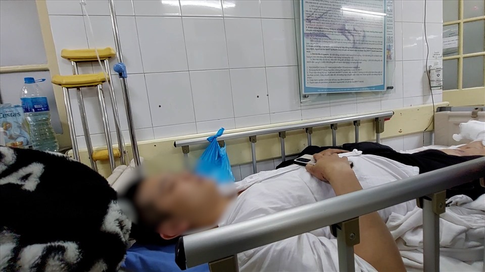 Bệnh nhân M. 25 tuổi quê ở Hưng Yên hiện đang nằm tại Khoa phẫu thuật chi dưỡi phải đối mặt với việc mất đi 2 ngón chân. Ảnh: PV