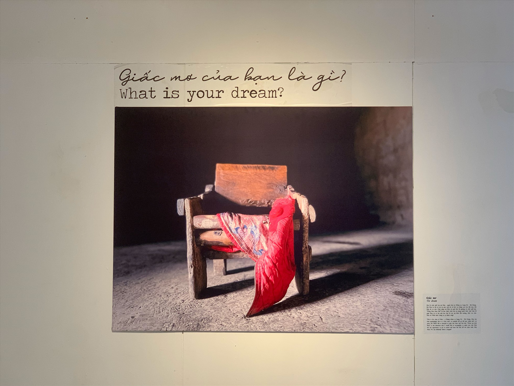 Bức ảnh đầu tiên trong triển lãm. Bức ảnh chụp chiếc ghế của Mua, bé gái dân tộc người Mông bị liệt 10 năm nay nằm tại chỗ. Ảnh: Huyền Phạm