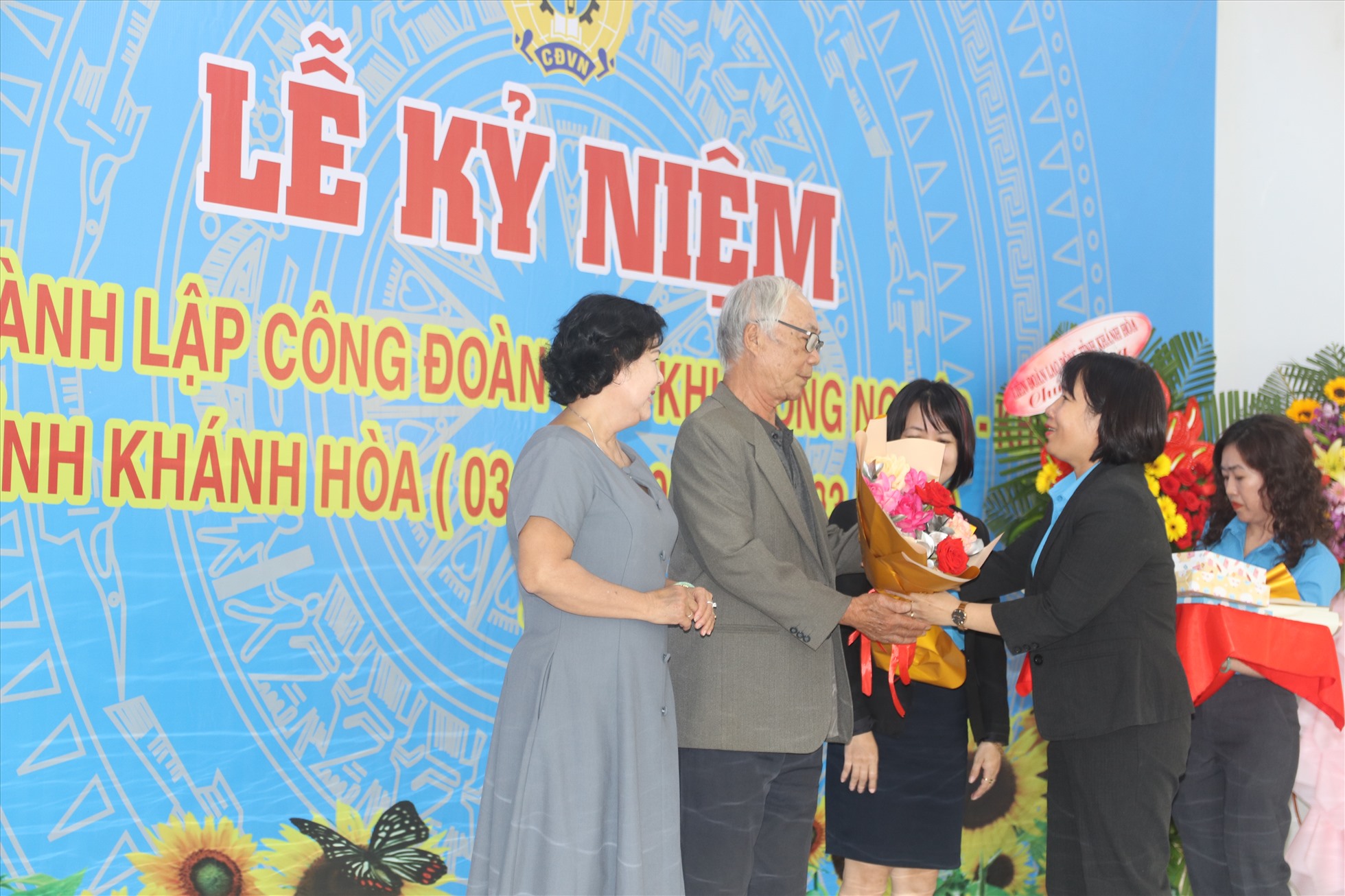 Bà Trương Thị Thu- Chủ tịch Công đoàn các KKT-KCN Khánh Hòa tặng hoa tri ân các lãnh đạo xây dựng công đoàn KKT-KCN qua các thời kỳ. Ảnh: Phương Linh