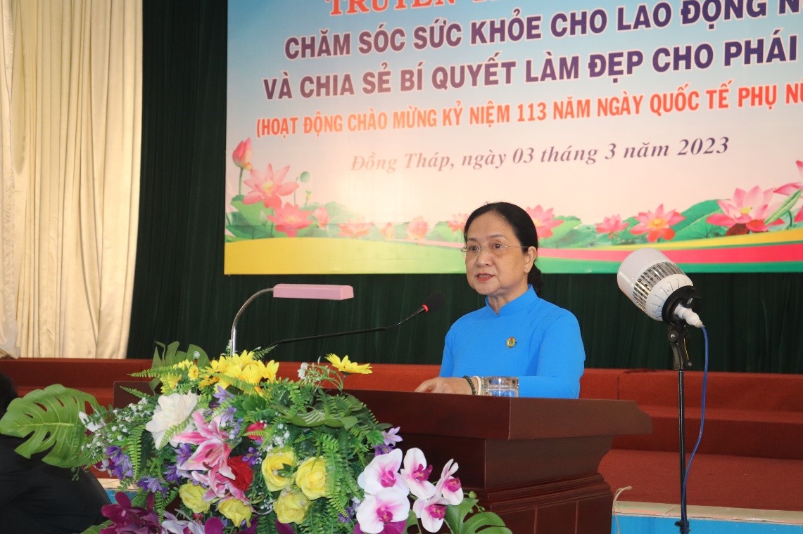 Phó Chủ tịch LĐLĐ tỉnh Đồng Tháp Nguyễn Thị Thu Ba phát biểu tại chương trình. Ảnh: Lưu Hùng