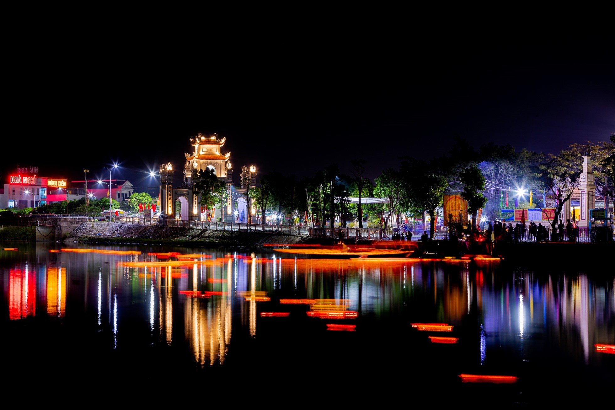 Thả đen hoa đăng ở Lễ hội Ông Hoàng Mười. Ảnh: Xuân Thủy - Nguyễn Đạo