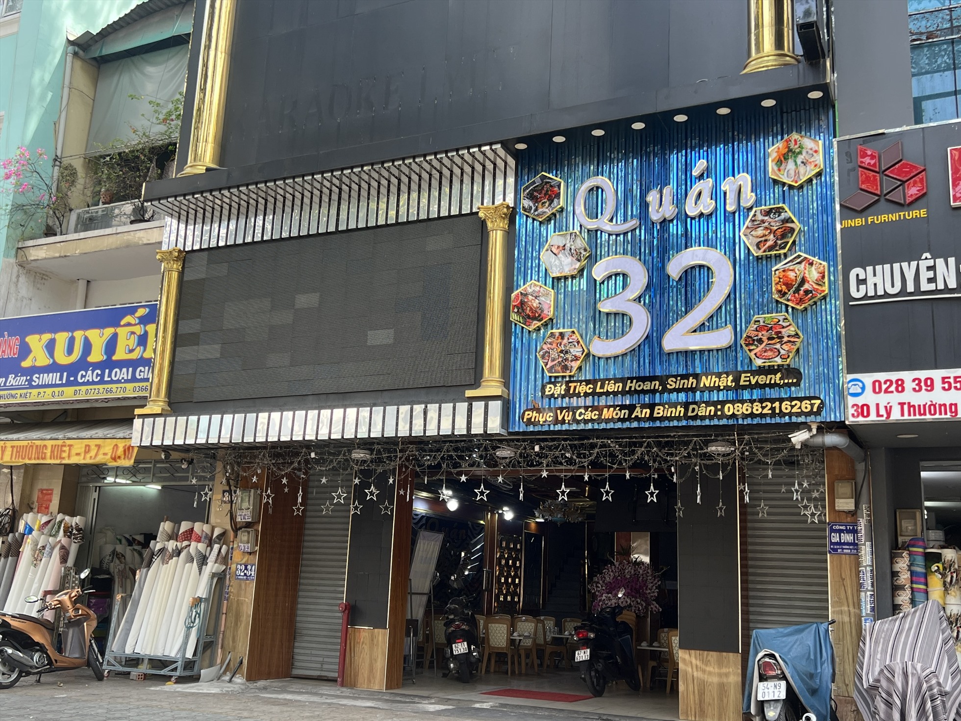 Một quán karaoke trên đường Lý Thường Kiệt (quận 11) đã đóng cửa hoàn toàn, dỡ bảng hiệu quảng cáo karaoke. Thay vào đó, chủ tiệm tận dụng mặt bằng, chuyển đổi sang kinh doanh nhà hàng, quán ăn để cầm cự.