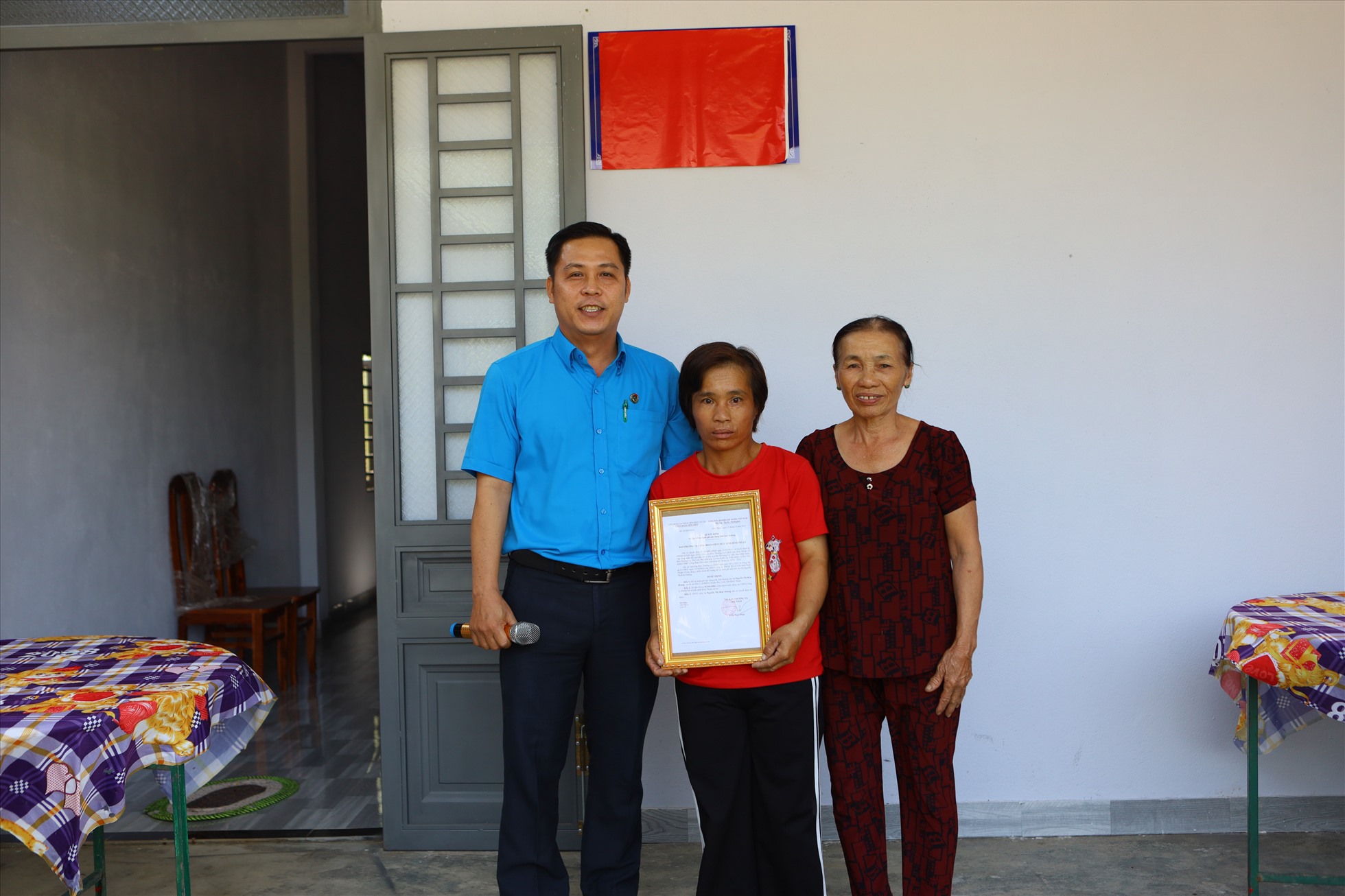 Chủ tịch CĐVC tỉnh Bình Thuận trao Quyết định hỗ trợ xây dựng nhà tình thương cho gia đình chị Kim Hoàng. Ảnh: Duy Tuấn