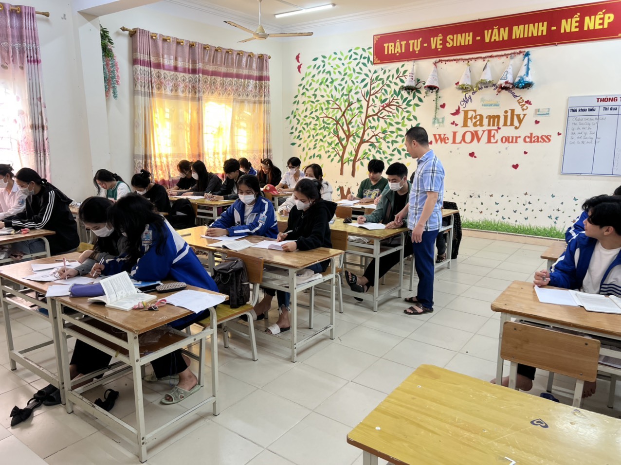 Thầy Nguyễn Thiện cùng học sinh ôn thi Tốt nghiệp THPT. Ảnh: Nhân vật cung cấp