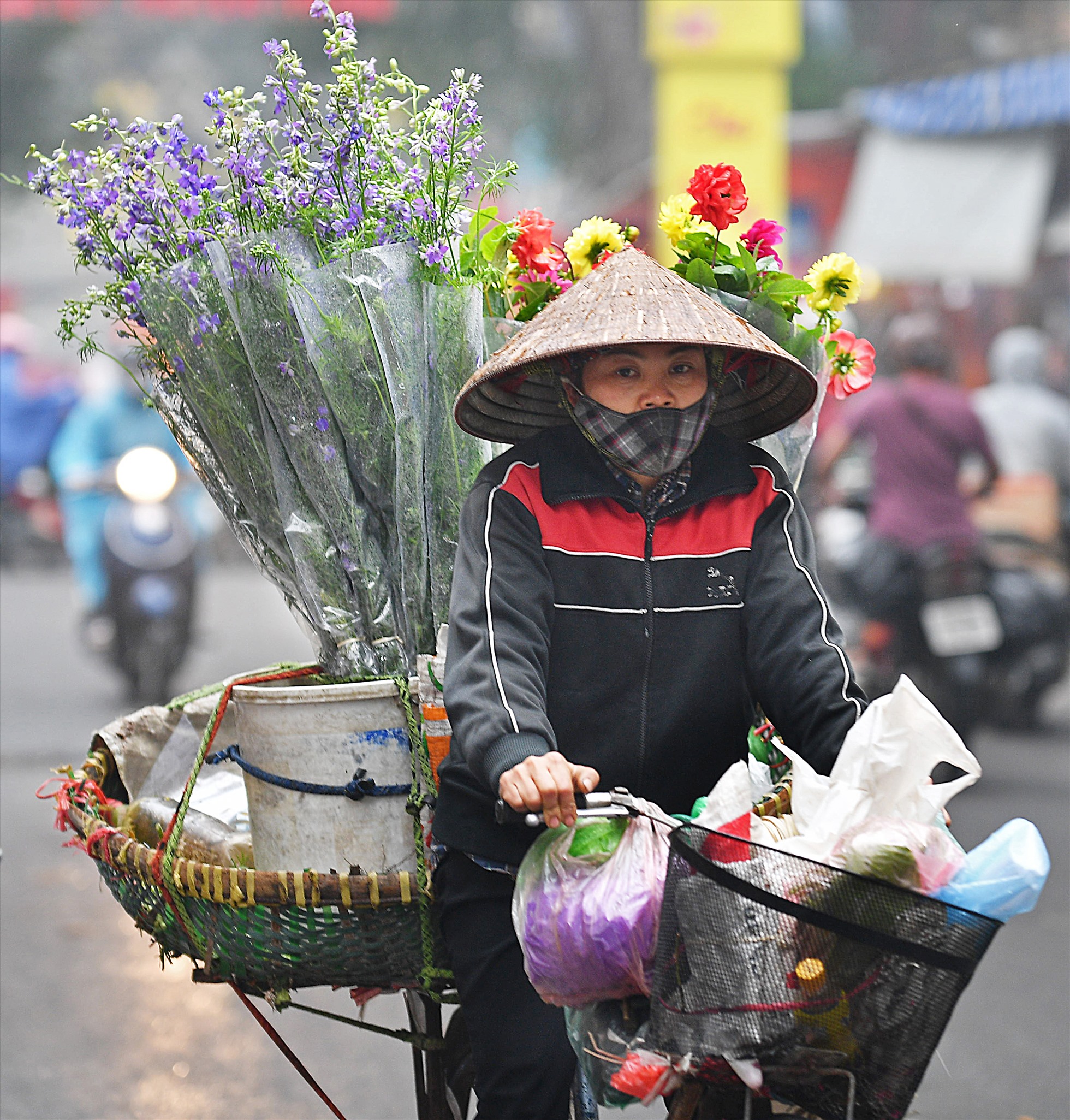 Người bán hoa trên phố với vẻ mặt nhiều suy tư.