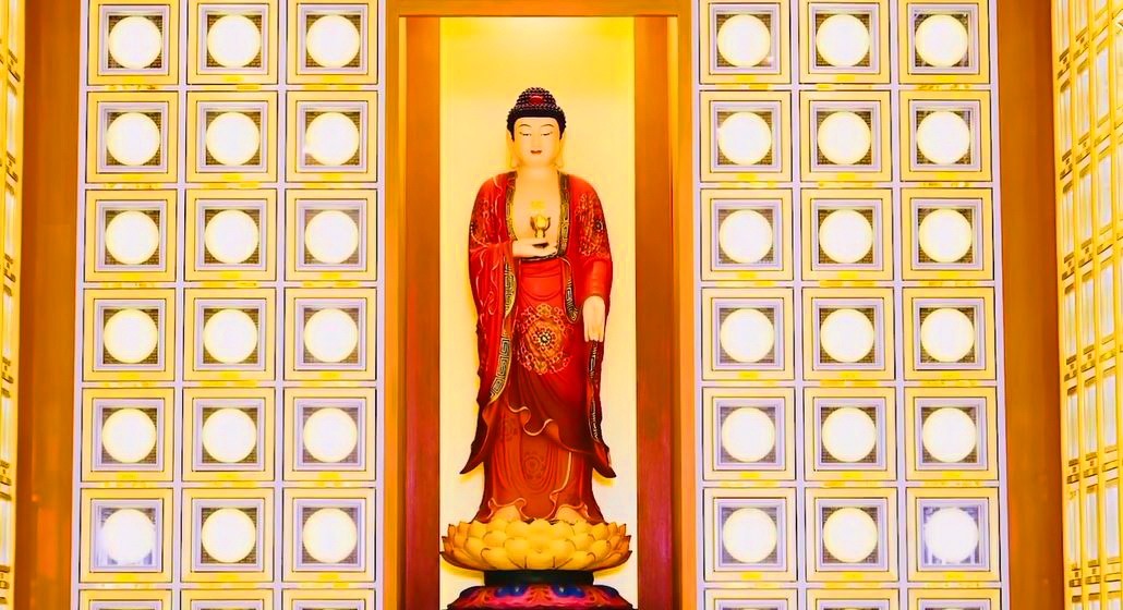Chùa Long Hưng còn được biết đến là nơi quản lý tro cốt bằng công nghệ 4.0. Tất cả những hũ tro cốt đều có mã QR riêng kết nối với hệ thống máy tính của nhà chùa.