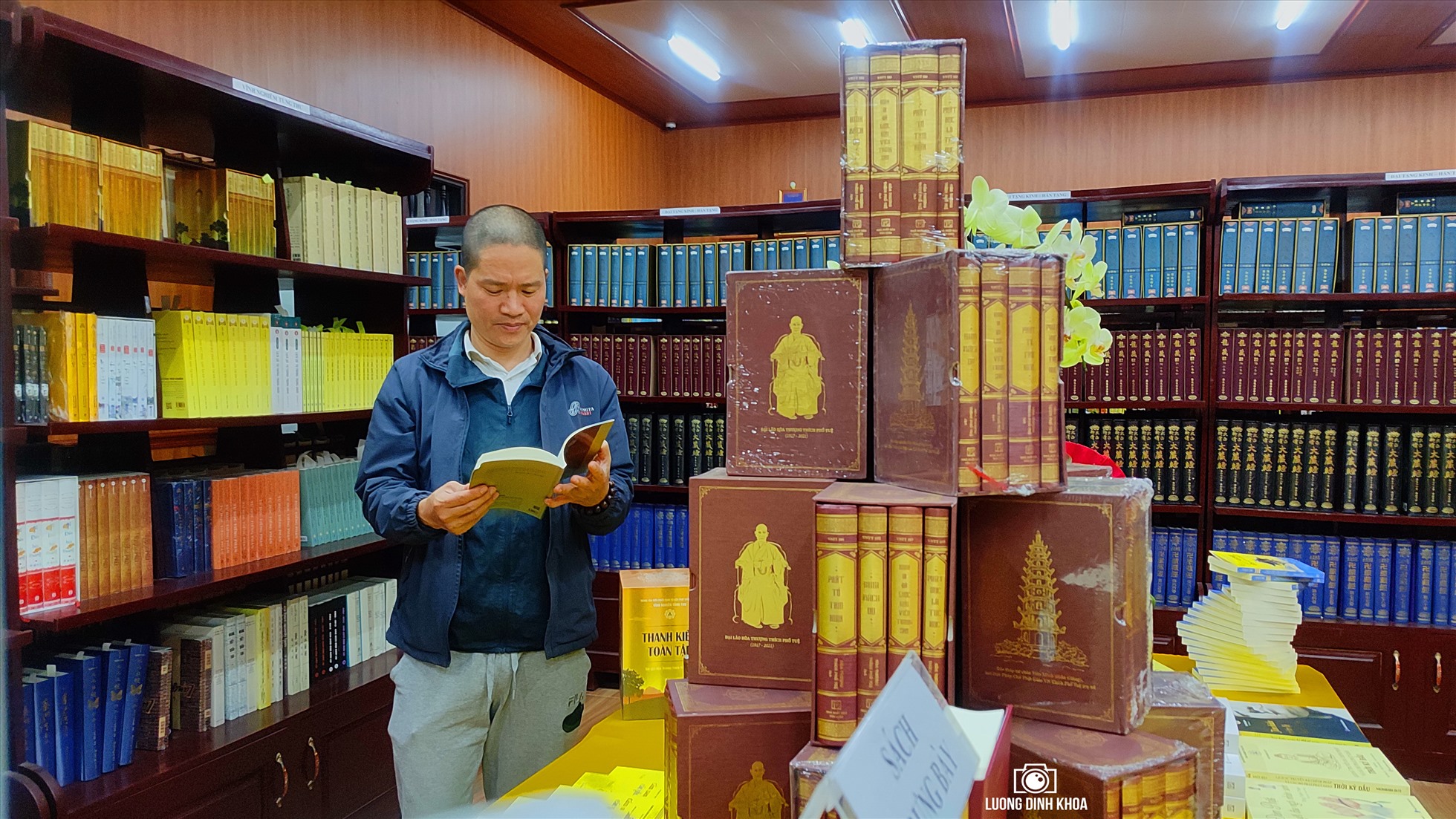 Tháng 3.2020, Trung tâm Biên, phiên dịch tư liệu Phật giáo quốc tế thuộc Ban Phật giáo Quốc tế có văn phòng đặt tại chùa Long Hưng được thành lập. Theo chia sẻ của Đại Đức Thích Vạn Lợi (Phó Giám đốc Trung tâm biên phiên dịch tư liệu Phật giáo quốc tế) đến nay, trung tâm đã xuất bản hơn 100 tác phẩm chuyên về Phật học, thiền học, ứng dụng lời dạy của Đức Phật trong cuộc sống. “Mỗi ngày, trung tâm có hơn 130 vị làm việc, trong đó có 45 vị trực tiếp làm việc tại chùa. Trung tâm được thành lập với sứ mệnh nhằm bảo tồn, phát huy giá trị lời Đức Phật dạy vào cuộc sống, lan tỏa tri thức Phật giáo, đem lại lợi lạc cho nhân sinh, cũng như góp phần nâng cao văn hóa đọc cho cộng đồng” - Đại Đức Thích Vạn Lợi cho biết.