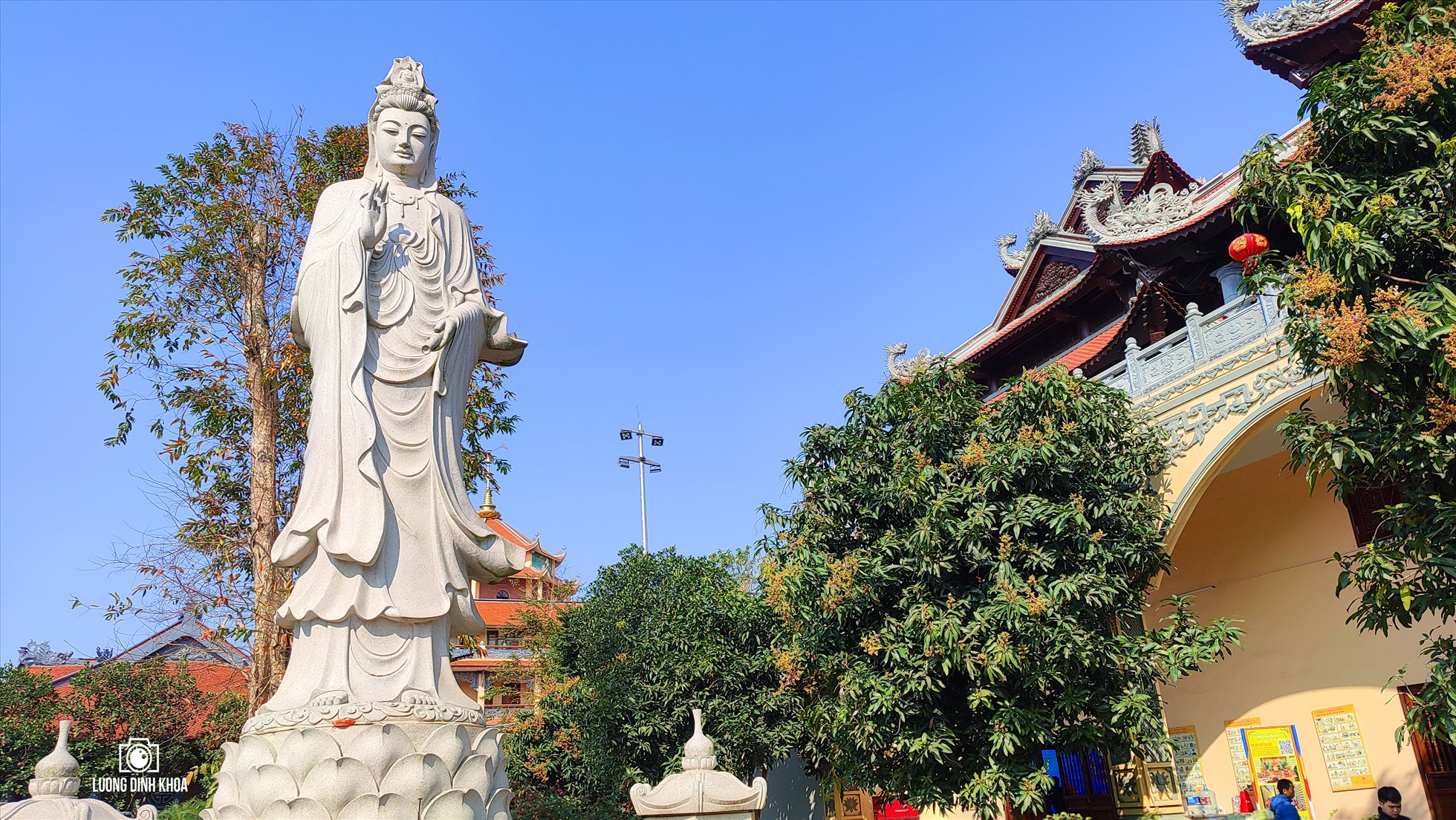 Bên trái chính điện là tôn tượng Bồ tát Quán Thế Âm.