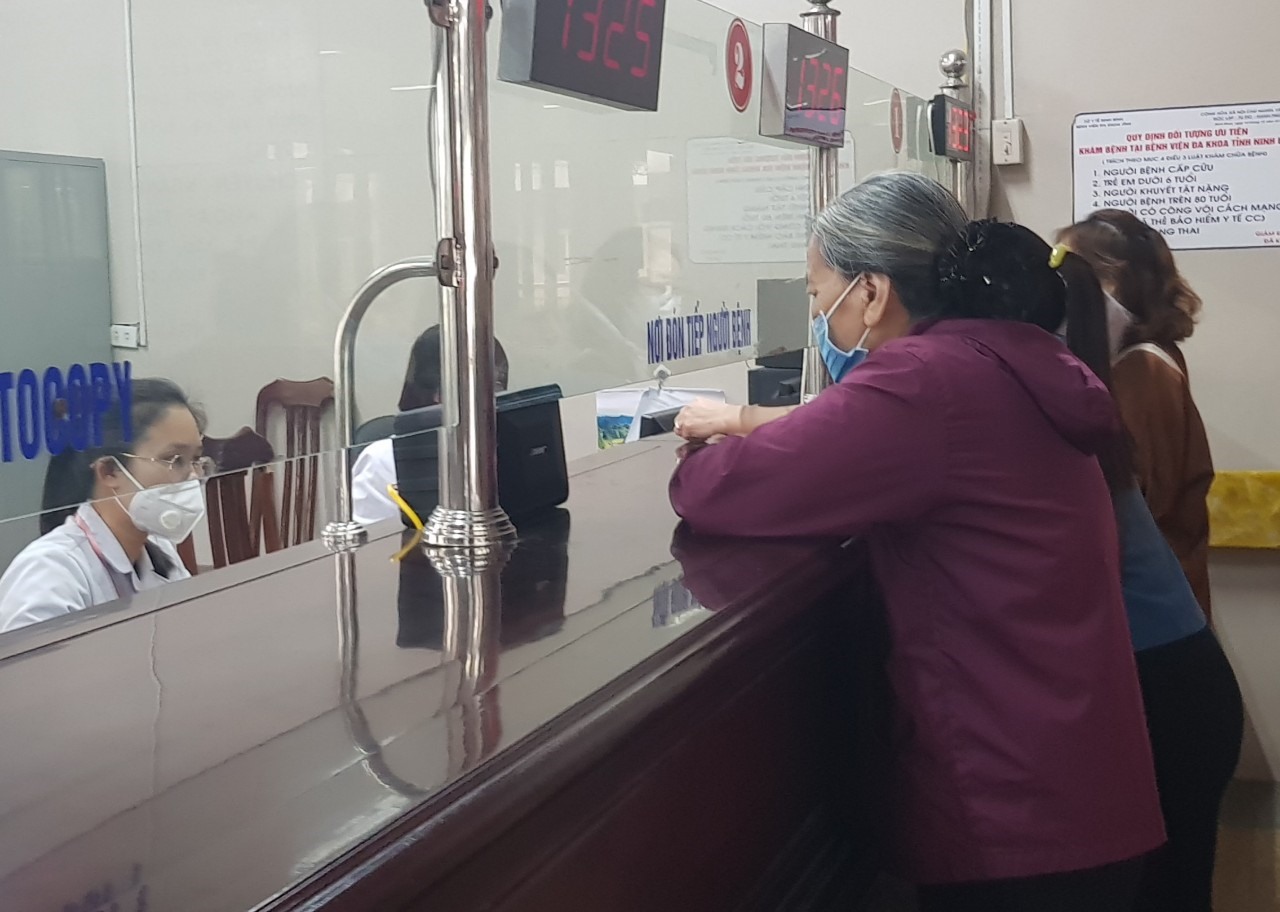 Người dân sếp hàng làm thủ tục khám, chữa bệnh tại Bệnh viện Đa khoa tỉnh Ninh Bình. Ảnh: Diệu Anh