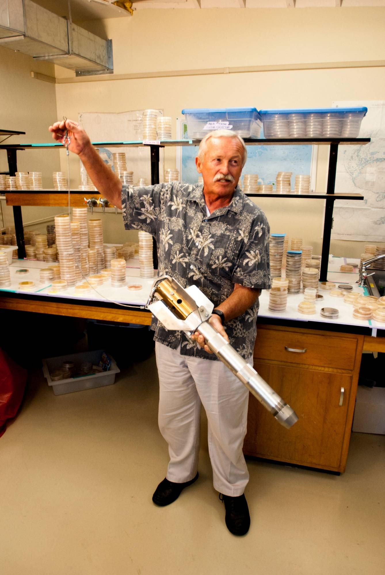 Giáo sư William Fenical với dụng cụ lấy lõi trầm tích. Ảnh: Viện Hải dương học Scripps
