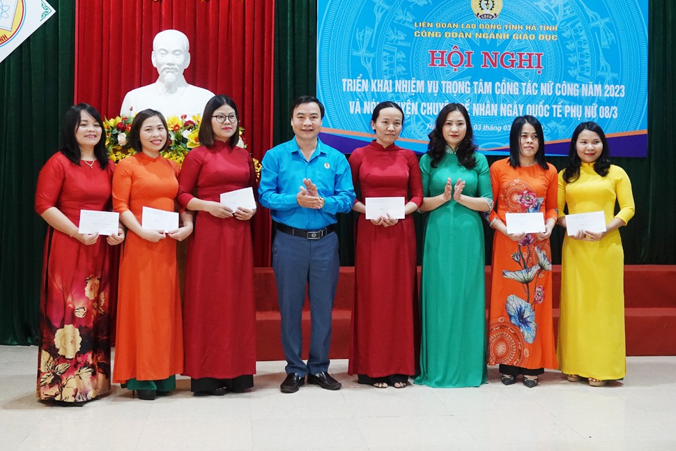 Công đoàn ngành Giáo dục Hà Tĩnh tặng quà cho nữ đoàn viên dịp ngày Quốc tế phụ nữ. Ảnh: Trần Tuấn.