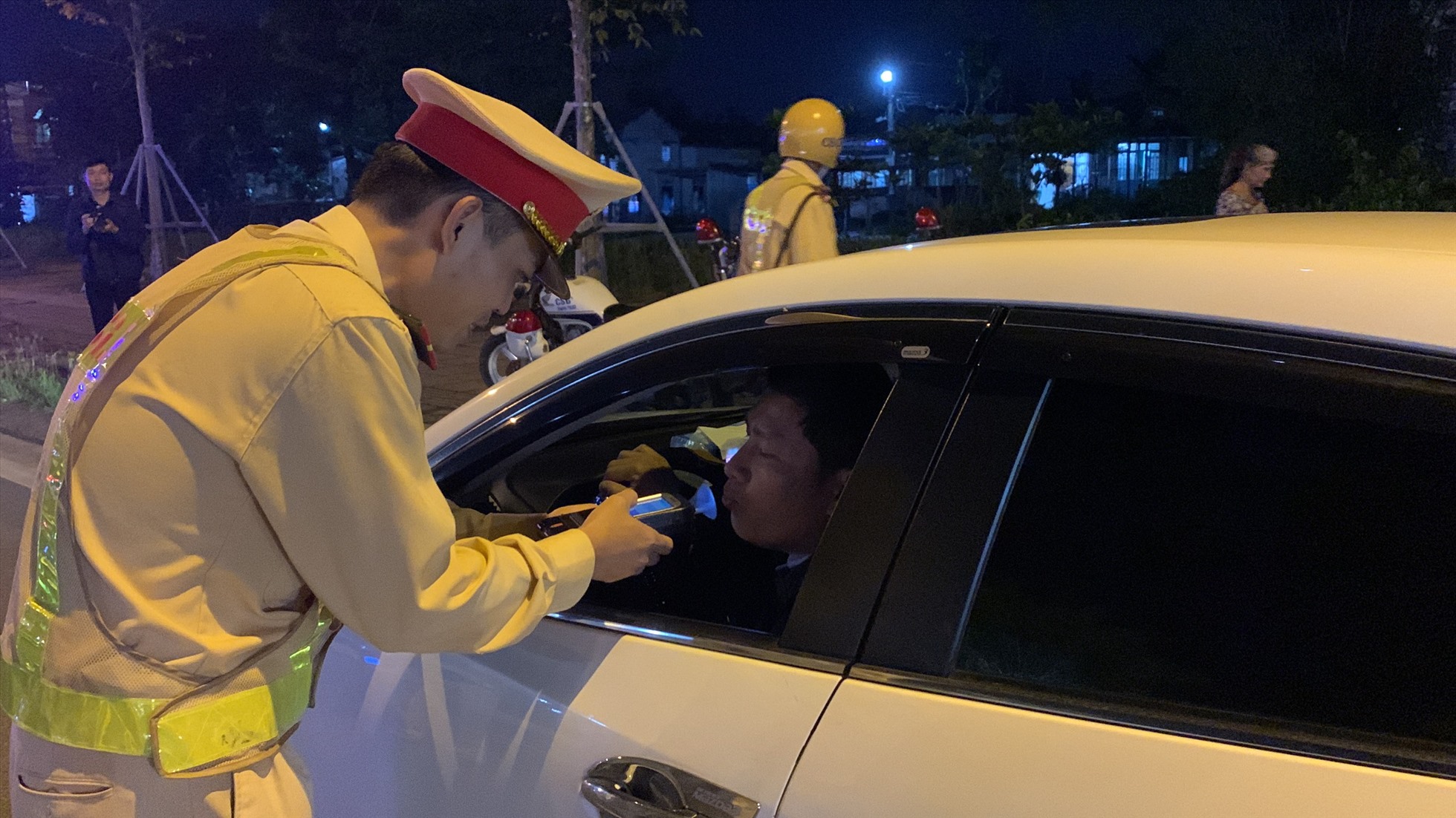 CSGT Tam Kỳ kiểm tra nồng độ cồn tài xế ô tô. Ảnh Hoàng Bin