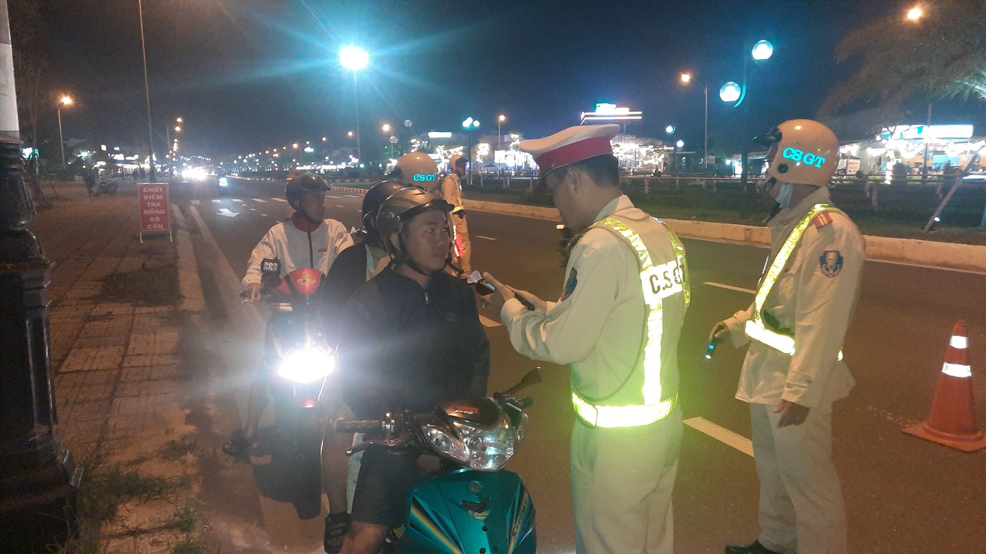 Đội CSGT Công an Tam Kỳ, Quảng Nam kiểm tra nồng độ cồn người điều khiển phương tiện tối ngày 2.3. Ảnh: Hoàng Bin