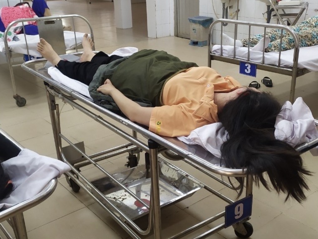 Chị Thư nằm chờ cấp cứu tại bệnh viện đa khoa khu vực Long Thành. Ảnh: Hà Anh Chiến