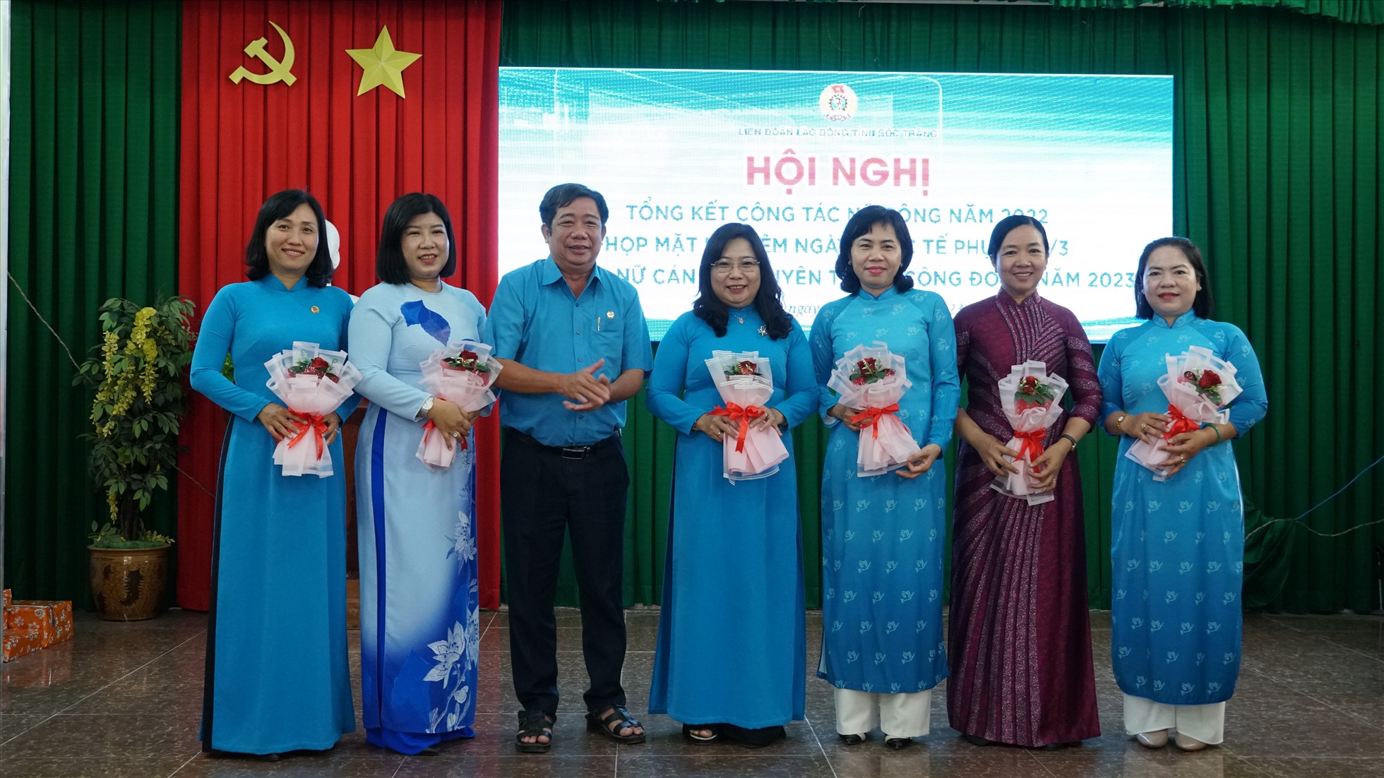 Đồng chí Nguyễn Thanh Sơn - Chủ tịch LĐLĐ tỉnh trao hoa cho các đồng chí lãnh đạo nữ. Ảnh: Anh Khoa