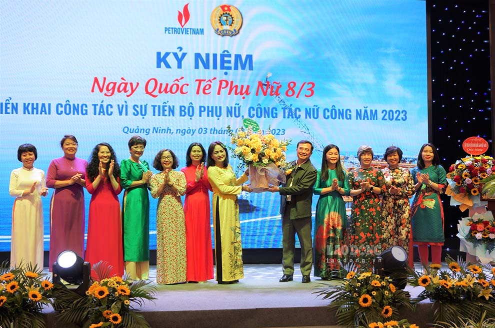 Lãnh đạo Tập đoàn dầu khí Việt Nam tặng hoa chúc mừng ngày phụ nữ Việt Nam. Ảnh: Đoàn Hưng