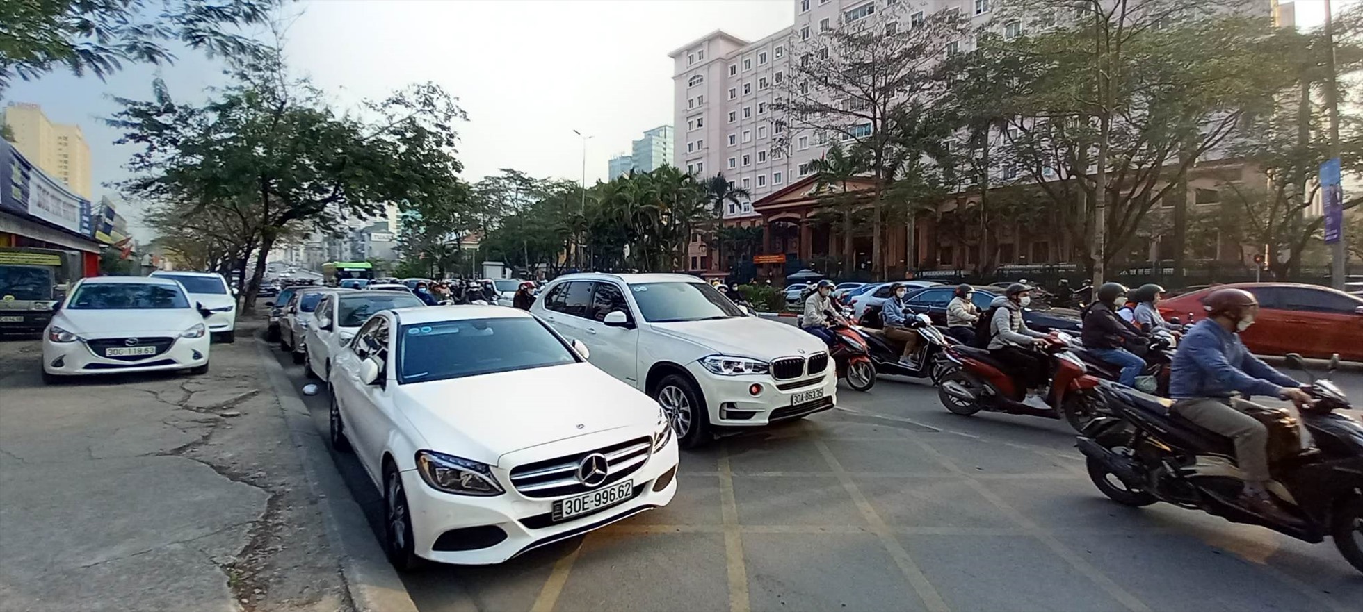 ôtô đỗ vào vạch cảnh báo cấm đỗ lòng đường Nguyễn Văn Huyên. Ảnh Hiếu Anh