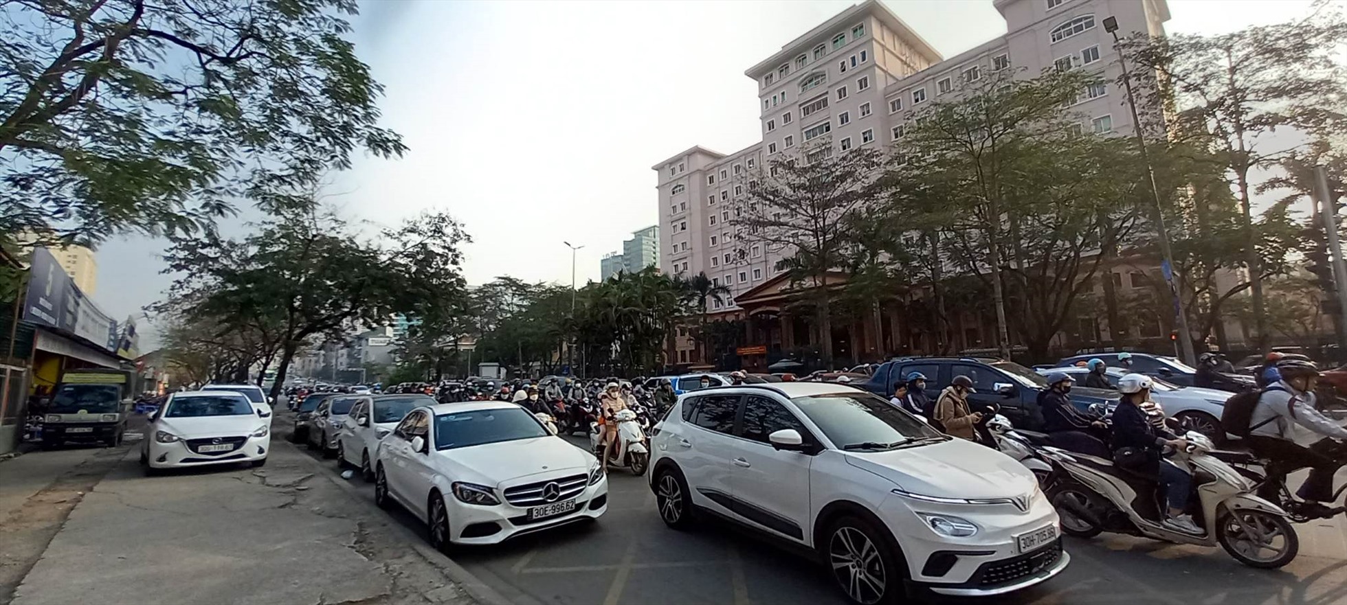 Đường Nguyễn Văn Huyên ùn tắc một phần do đỗ xe dưới lòng đường. Ảnh Hiếu Anh