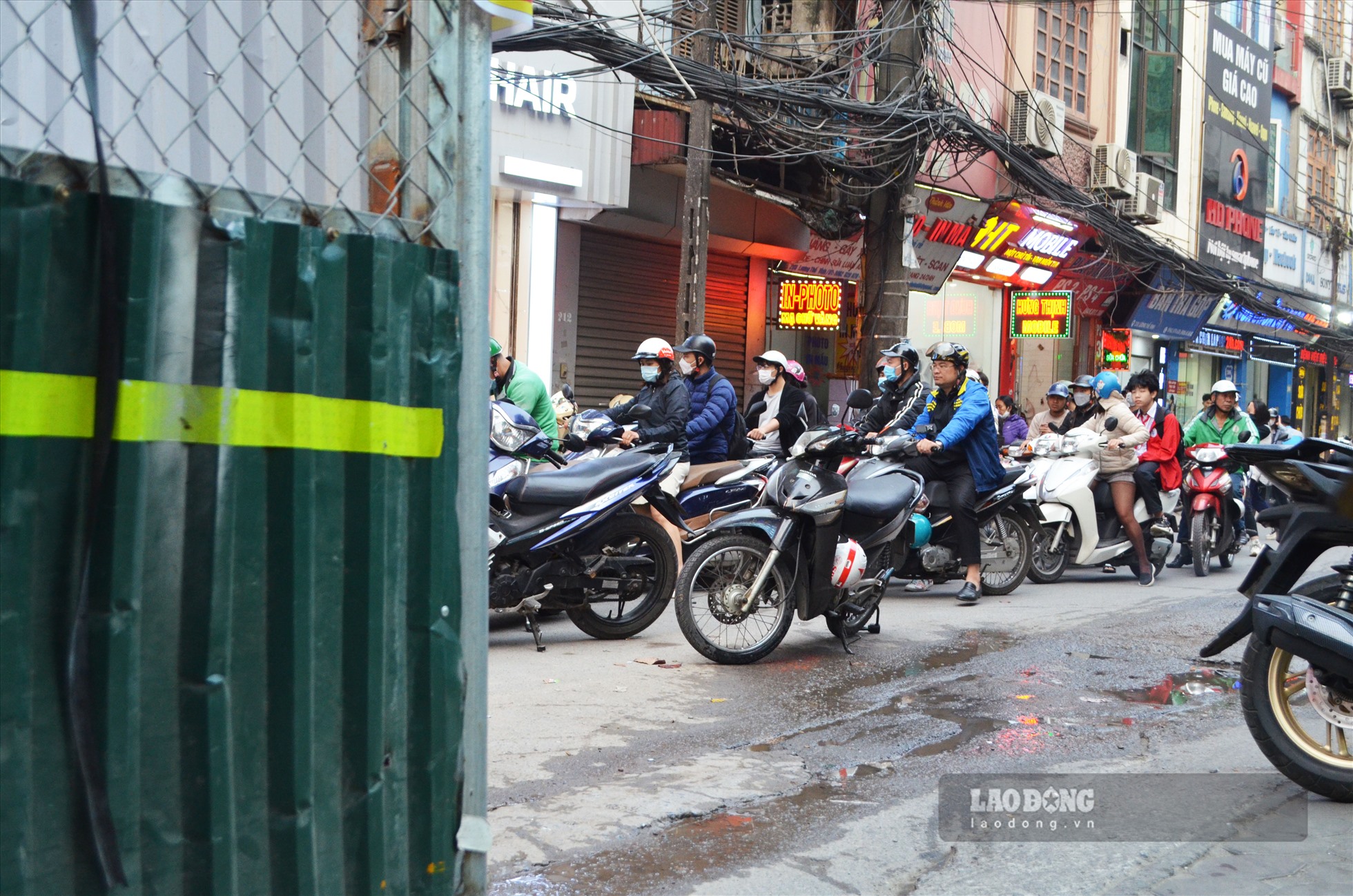 Ghi nhận của Lao Động vào giờ cao điểm, do lối đi chỉ đủ vừa cho 1 xe máy lưu thông, người dân phải dừng chờ rất lâu mới có thể di chuyển.