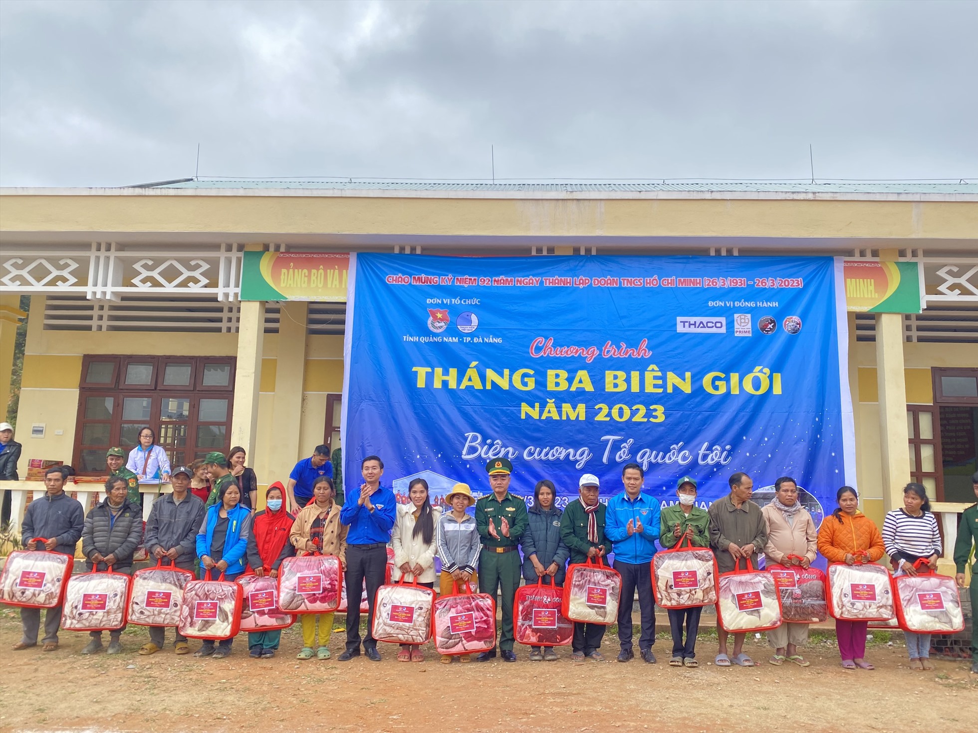 Đoàn công tác trao các suất quà cho người dân. Ảnh: Nguyễn Linh
